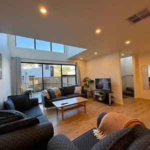  Holiday home No Party Allowed, Entire Brand New 3 Bedroom Townhouse, Free Unlimited Fibre Wifi And Free Parking New Zealand